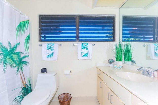 bathroom with curtained shower, toilet, and vanity