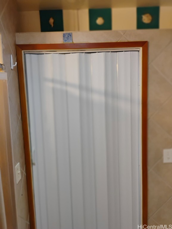 bathroom featuring tile walls