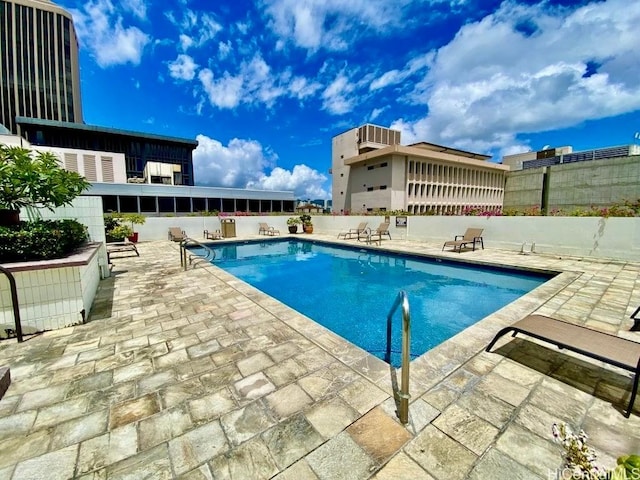 225 Queen St Unit 14A, Honolulu, HI 96813 - community pool with a patio and fence