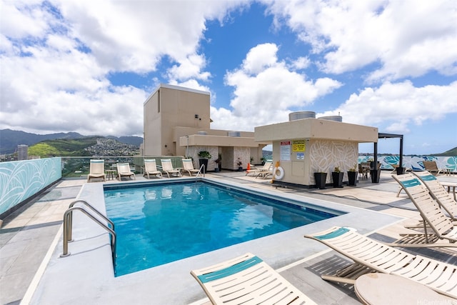 2345 Ala Wai Blvd Unit 1003, Honolulu, HI 96815 - community pool featuring a patio and a mountain view