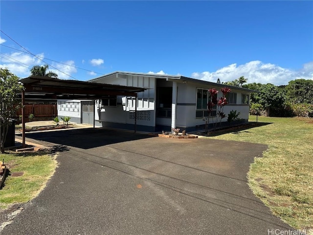 view of front of property featuring a carport, driveway, and a front lawn