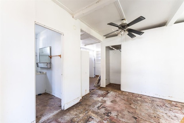 unfurnished bedroom featuring a ceiling fan