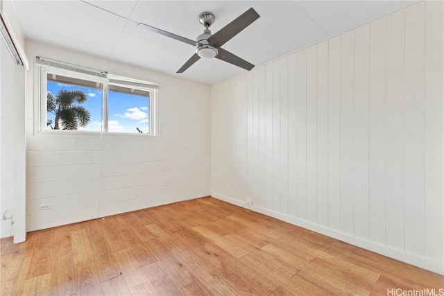 unfurnished room featuring light wood-style flooring and a ceiling fan