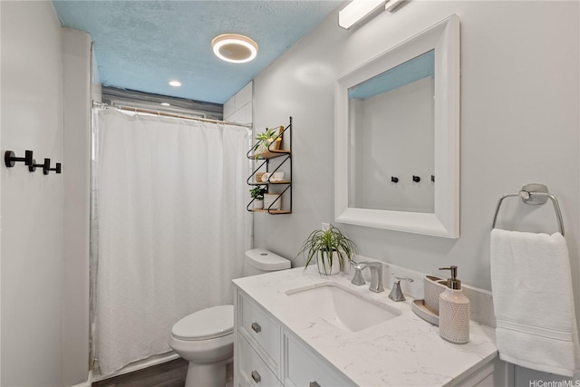 45-563 Kukane St, Kaneohe, HI 96744 - full bath with toilet, vanity, a shower with curtain, and a textured ceiling