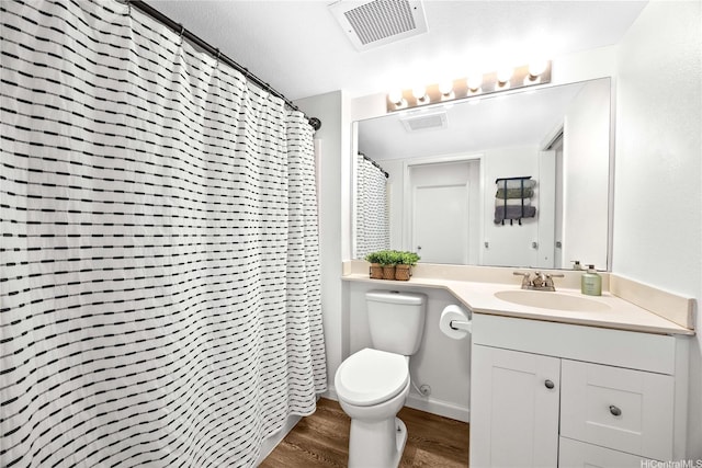 full bath featuring a shower with shower curtain, vanity, toilet, visible vents, and wood finished floors