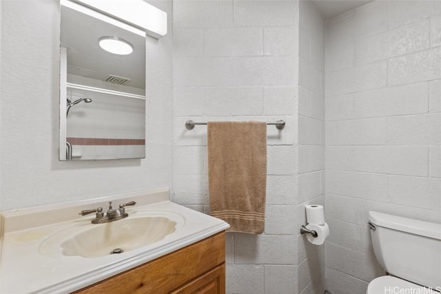 full bath with a shower, toilet, vanity, and visible vents