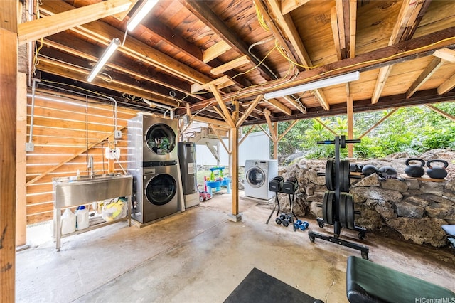 1924 10th Ave, Honolulu, HI 96816 - view of patio / terrace with estacked washer and dryer, electric water heater, and a sink
