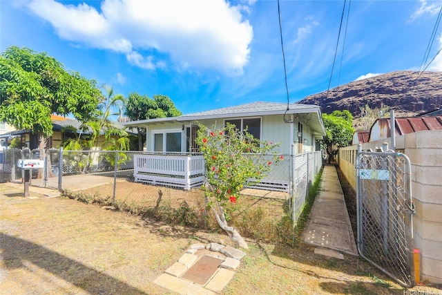 87-118 Alapaki St, Waianae, HI 96792 - view of front facade featuring a mountain view and a gate