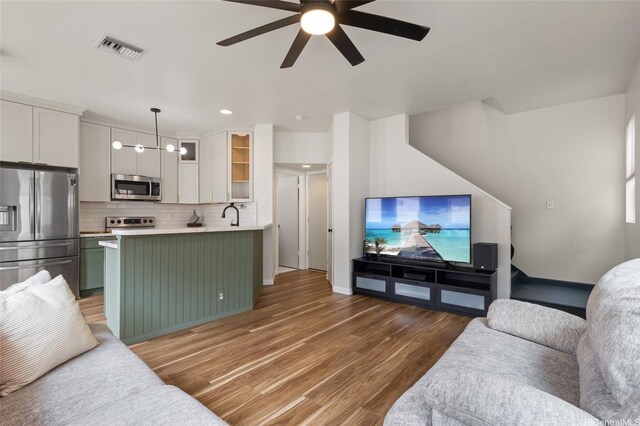 91-1159 Kanela St Unit M30, Ewa Beach, HI 96706 - living room featuring ceiling fan, light wood-style floors, baseboards, and recessed lighting