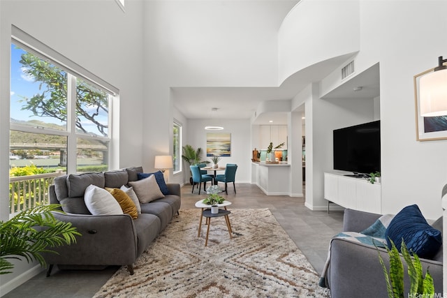 520 Lunalilo Home Rd Unit V1406, Honolulu, HI 96825 - living room featuring a towering ceiling and baseboards