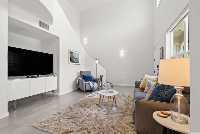 520 Lunalilo Home Rd Unit V1406, Honolulu, HI 96825 - living area with baseboards and a towering ceiling