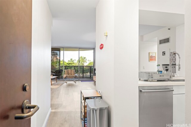 415 S St Unit 302, Honolulu, HI 96813 - hall featuring expansive windows, baseboards, a sink, visible vents, and wood finished floors