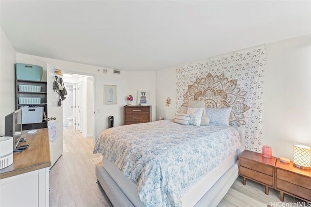 415 S St Unit 302, Honolulu, HI 96813 - bedroom featuring ensuite bath, visible vents, and light wood-type flooring