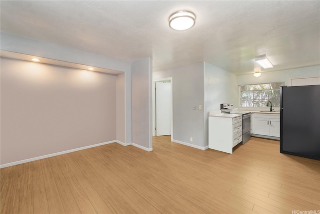 47-325 Ahuimanu Rd, Kaneohe, HI 96744 - unfurnished living room with a sink, light wood-style flooring, and baseboards