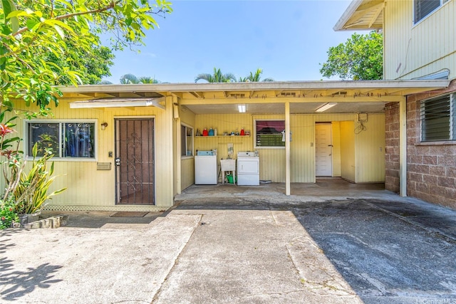 47-325 Ahuimanu Rd, Kaneohe, HI 96744 - property entrance with a sink and independent washer and dryer