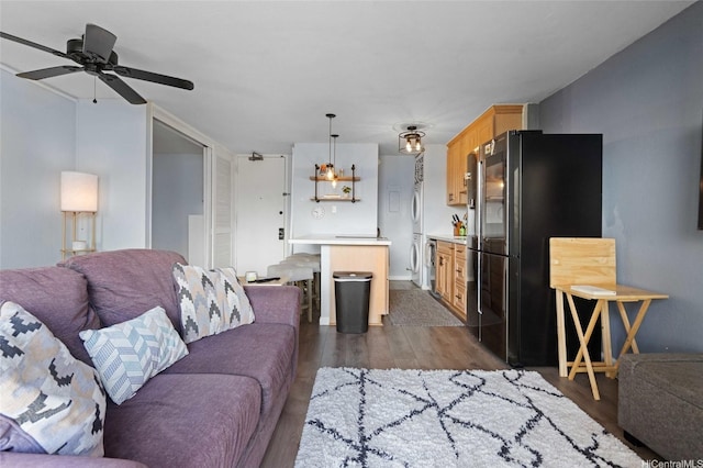 living room with dark wood-style floors and ceiling fan