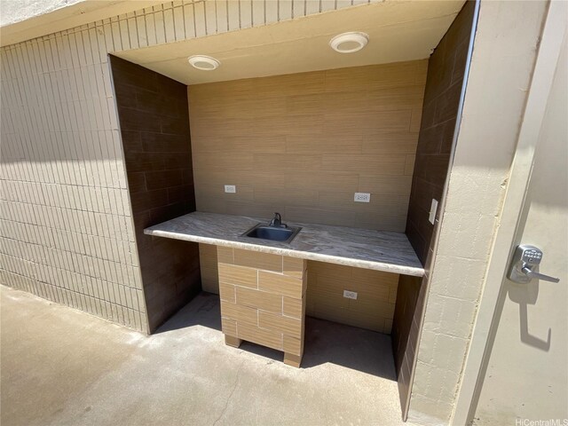 2452 Tusitala St Unit 703, Honolulu, HI 96815 - view of patio / terrace with a sink