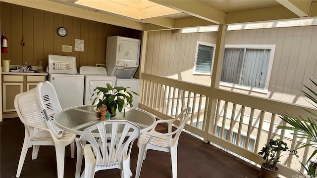 balcony featuring outdoor dining area, area for grilling, and washing machine and clothes dryer