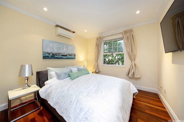 bedroom featuring an AC wall unit, baseboards, recessed lighting, wood finished floors, and ornamental molding