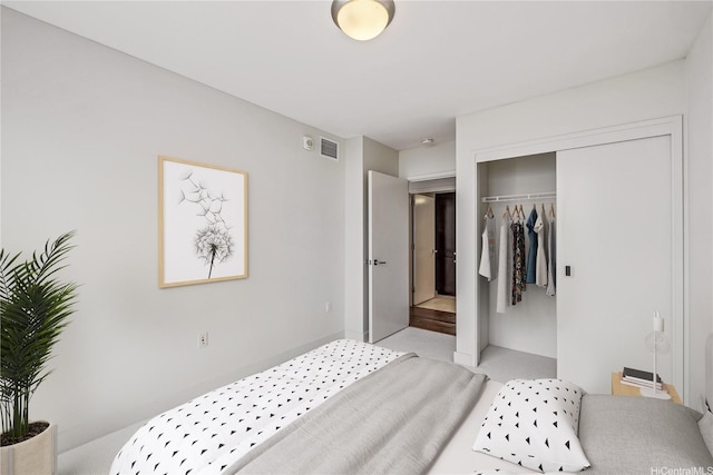 1189 Waimanu St Unit 3502, Honolulu, HI 96814 - bedroom with light colored carpet, visible vents, and a closet