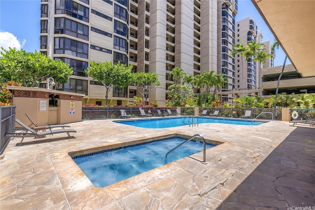5090 Likini St Unit 501, Honolulu, HI 96818 - community pool featuring a community hot tub, fence, and a patio area
