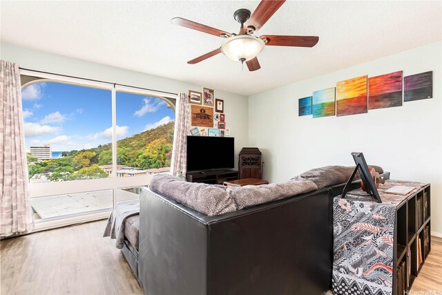 1022 Prospect St Unit 704A, Honolulu, HI 96822 - living area with wood finished floors and a ceiling fan