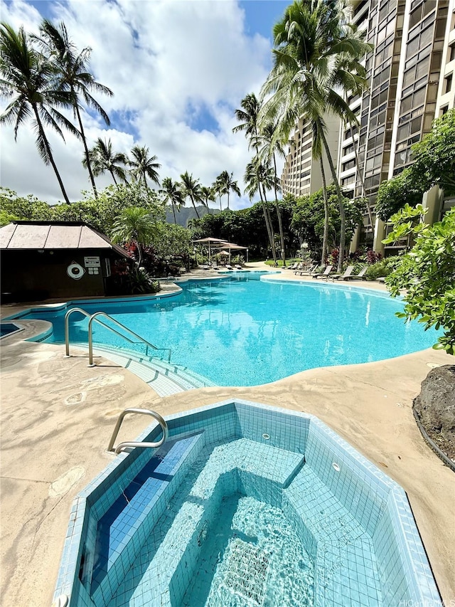 521 Hahaione St Unit 2-15L, Honolulu, HI 96825 - community pool featuring a community hot tub