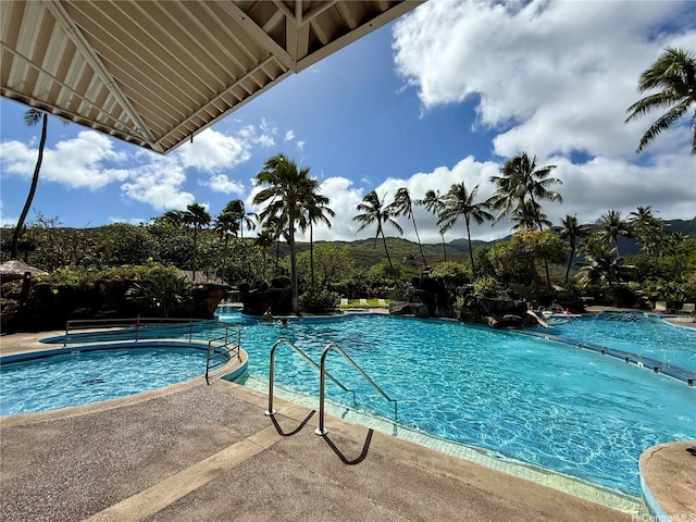 521 Hahaione St Unit 2-15L, Honolulu, HI 96825 - view of community pool