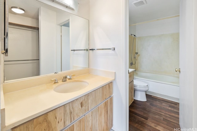 94-1199 Meleinoa Pl Unit 21C, Waipahu, HI 96797 - bathroom featuring visible vents, wood finished floors, vanity, toilet, and tub / shower combination