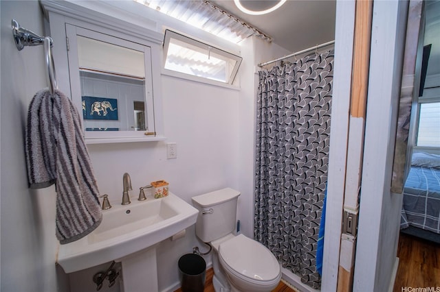66-925 Ulihi Pl, Waialua, HI 96791 - bathroom featuring toilet, a shower with curtain, and wood finished floors