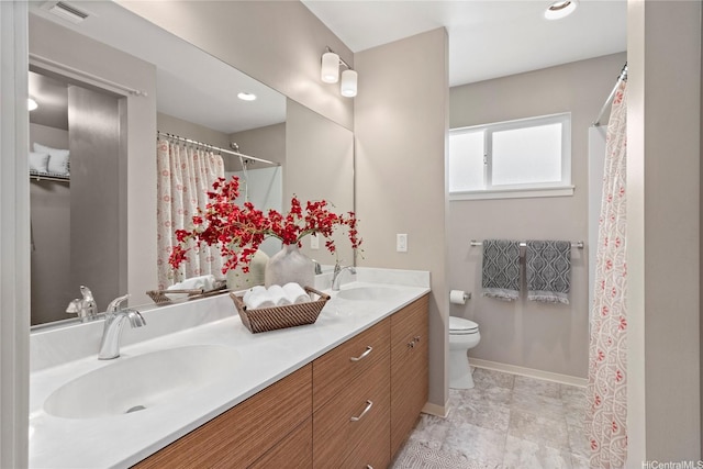 91-1159 Kamakana St Unit 829, Ewa Beach, HI 96706 - bathroom featuring toilet, double vanity, baseboards, and a shower with shower curtain