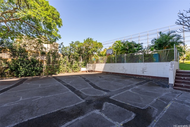 1031 Ala Napunani St Unit 401, Honolulu, HI 96818 - view of patio with community basketball court and fence