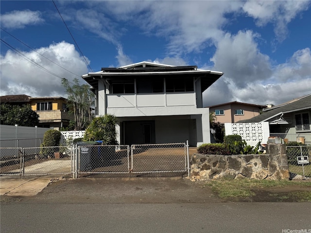 view of front of property featuring stucco siding, a gate, and a fenced front yard