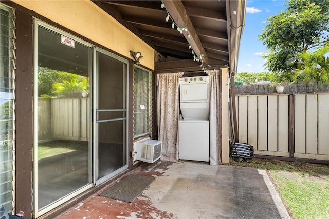94-160 Anania Dr Unit 265, Mililani, HI 96789 - view of patio featuring stacked washer / dryer and fence