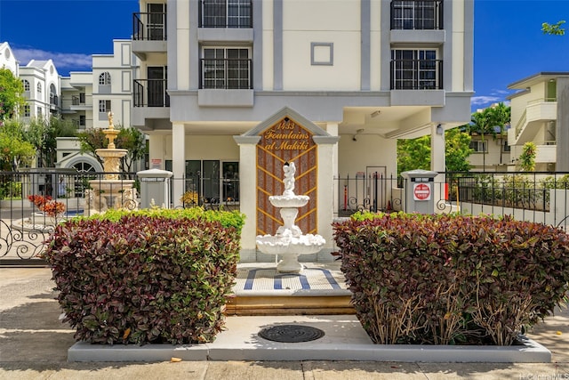 1433 Kewalo St Unit Ph12, Honolulu, HI 96822 - entrance to property featuring a residential view, stucco siding, and fence