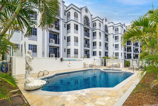 1433 Kewalo St Unit Ph12, Honolulu, HI 96822 - community pool featuring a patio area, a community hot tub, and fence
