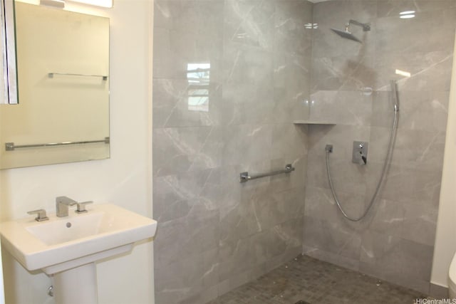 155 Polihale Pl, Honolulu, HI 96825 - bathroom featuring tiled shower, toilet, and a sink
