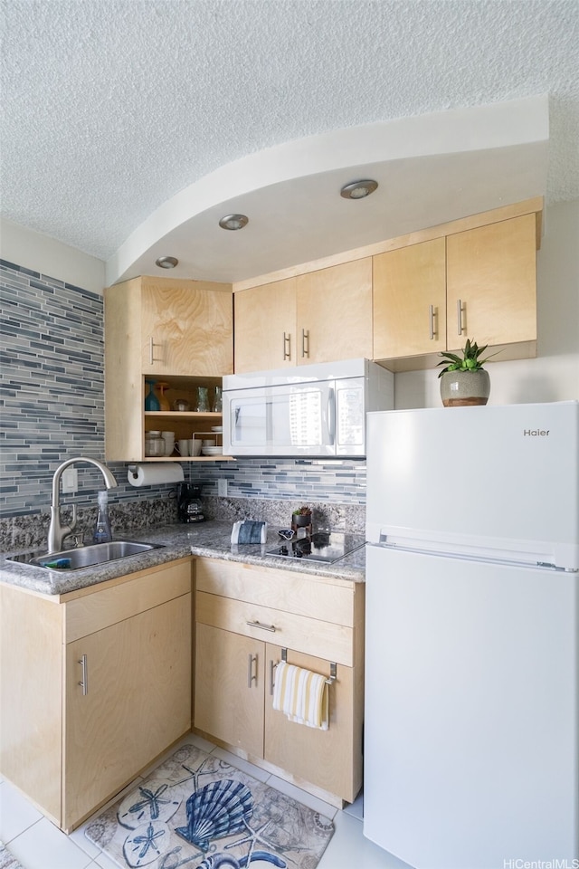 134 Kapahulu Ave Unit 617, Honolulu, HI 96815 - kitchen with white appliances, light brown cabinetry, a sink, a textured ceiling, and backsplash
