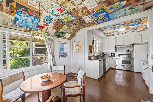 3637 Nihipali Pl, Honolulu, HI 96816 - dining area with lofted ceiling