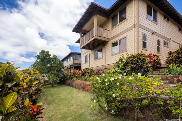 92-1199 Pueonani St, Kapolei, HI 96707 - view of grassy yard featuring a balcony