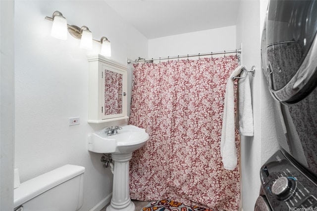 full bath featuring a shower with curtain and toilet