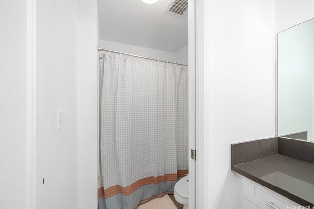full bath featuring vanity, a shower with curtain, toilet, and visible vents