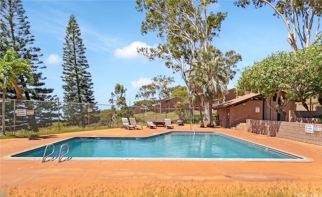 92-1327 Panana St Unit 49, Kapolei, HI 96707 - community pool with fence and a patio