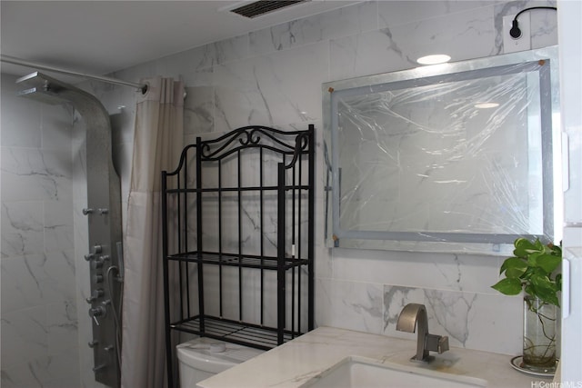 full bath featuring visible vents, toilet, vanity, decorative backsplash, and a shower with shower curtain