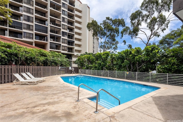 3138 Waialae Ave Unit 918, Honolulu, HI 96816 - community pool with fence and a patio area