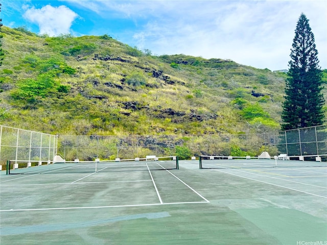 555 Hahaione St Unit 10F, Honolulu, HI 96825 - view of sport court with fence and a mountain view