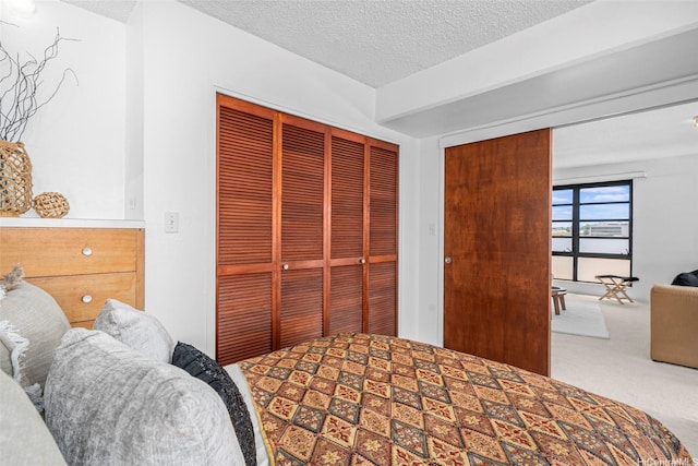 3350 Sierra Dr Unit 601, Honolulu, HI 96816 - bedroom featuring carpet flooring, a textured ceiling, and a closet