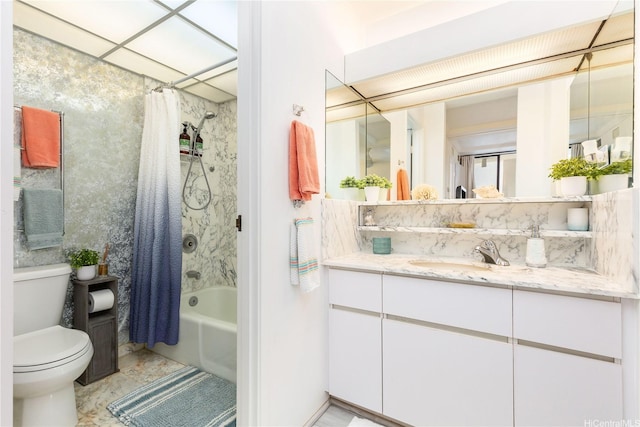 full bath with shower / tub combo, toilet, and vanity