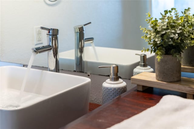 91-568 Puamaeole St Unit 50T, Ewa Beach, HI 96706 - bathroom view of a soaking tub and a sink
