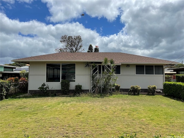 single story home featuring a front lawn